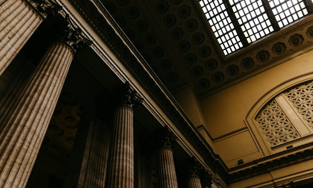 brown concrete pillars indoorsbraune Betonpfeiler im Innenbereich